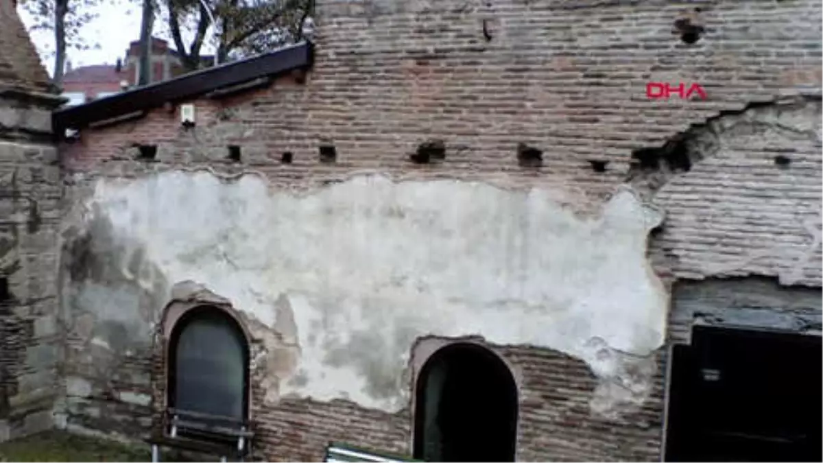 Bursa İznik Ayasofya Müzesi\'nin Sıvaları Dökülüyor