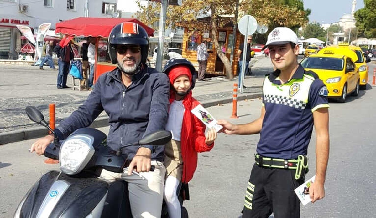 Çeşme Emniyeti, 3 Bin 77 Motosiklet ve Elektrikli Bisikleti Denetledi