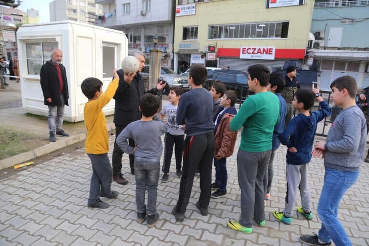 Cizreli Çocuklardan Kaymakam ve Belediye Başkanı Arıcan\'a Sevgi Gösterisi