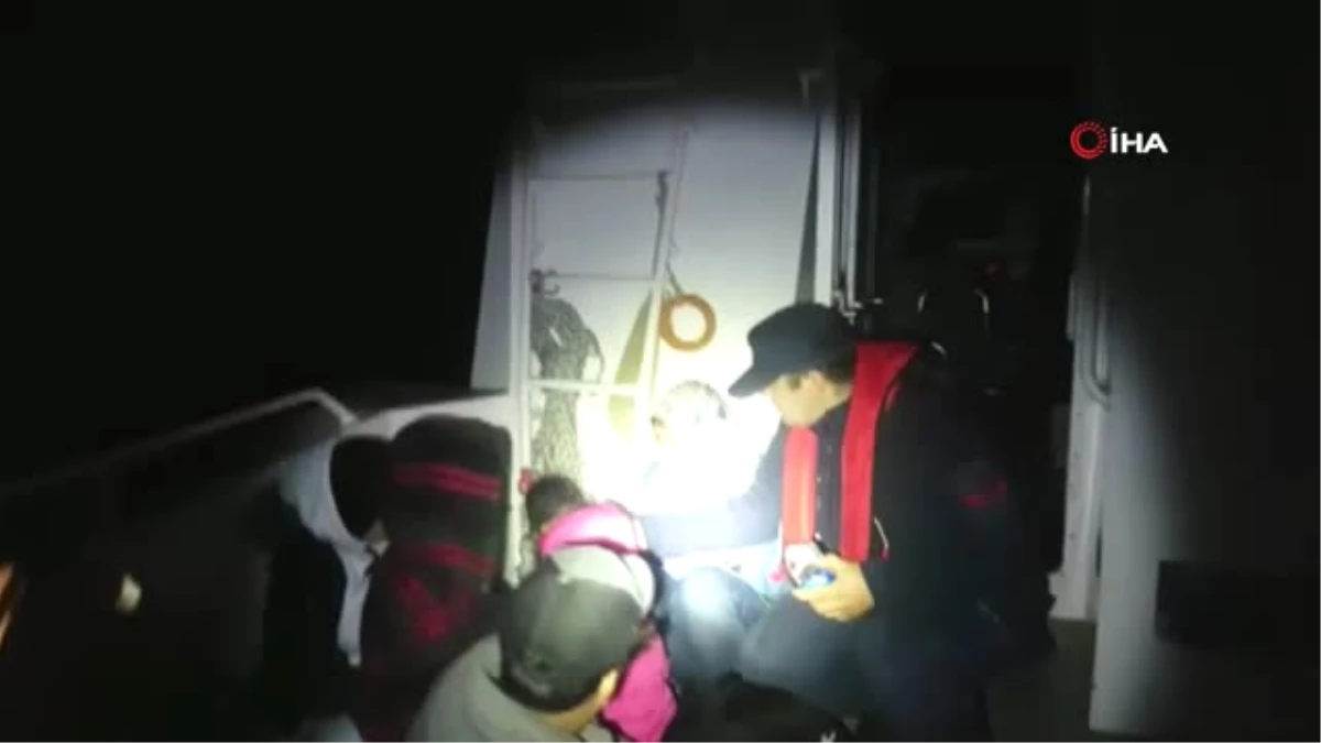 Deniz Ortasında Mahsur Kalan Kaçakları Sahil Güvenlik Kurtardı