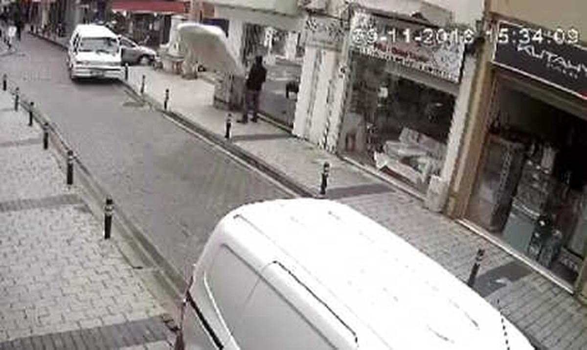 Fırtına Nedeniyle Balkondan Uçan Yatak, Sokakta Yürüyen Kişinin Önüne Düştü
