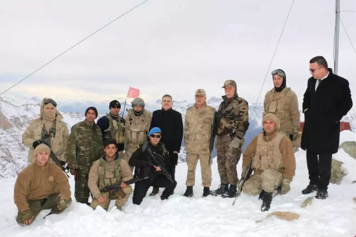 Hakkari Valisi Akbıyık, 3400 Rakımlı İkiyaka Üs Bölgesindeki Kahraman Mehmetçikleri Ziyaret Etti