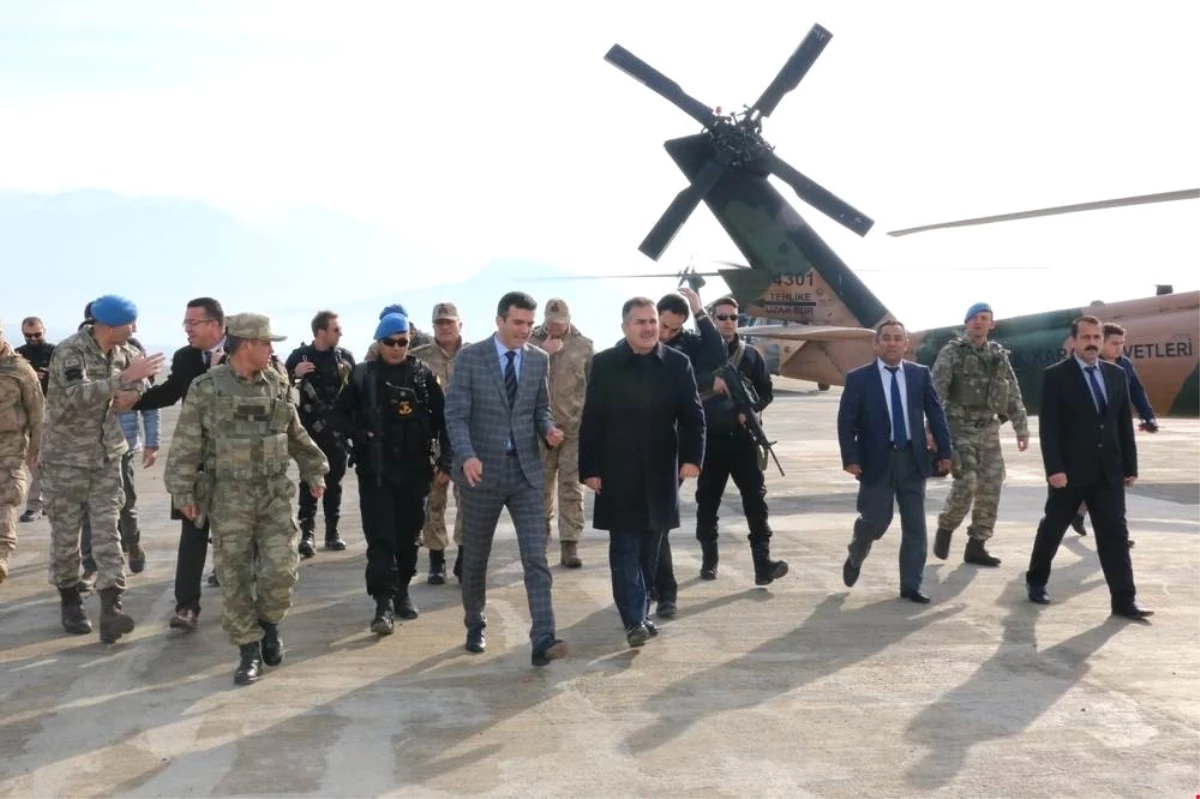 Hakkari Valisi Akbıyık, Yeni İlçe Olan Derecik\'te İncelemelerde Bulundu