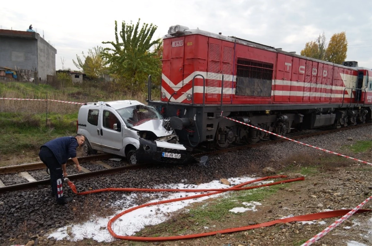 Hemzemin Geçitte Tren Otomobili Biçti: 2 Yaralı