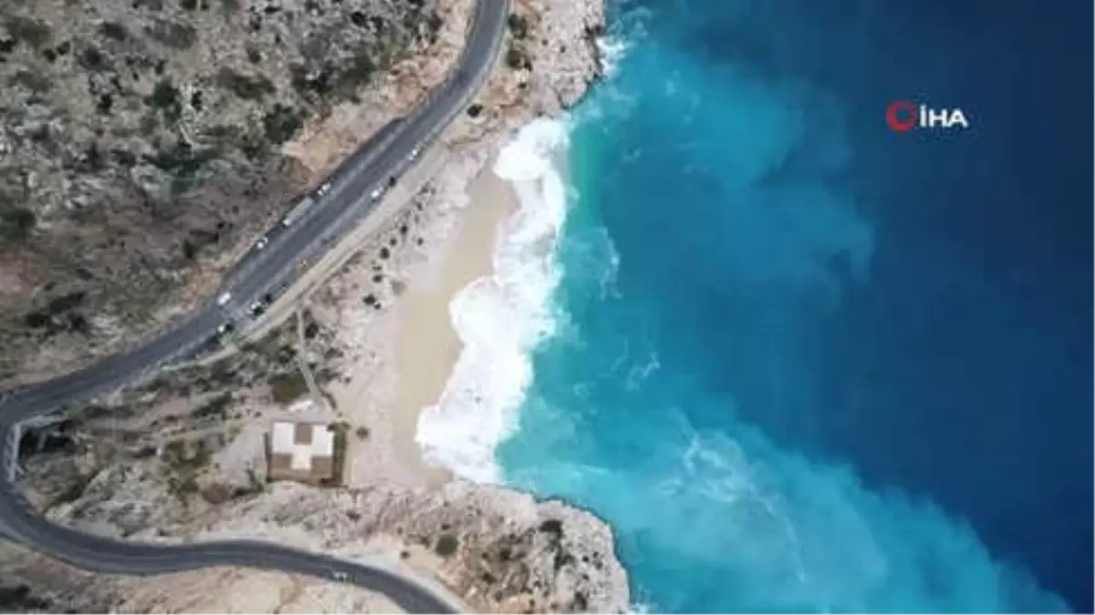 İki Gündür Etkili Olan Yağmur, Kaputaş Plajı\'nı Turkuaz Rengine Bürüdü