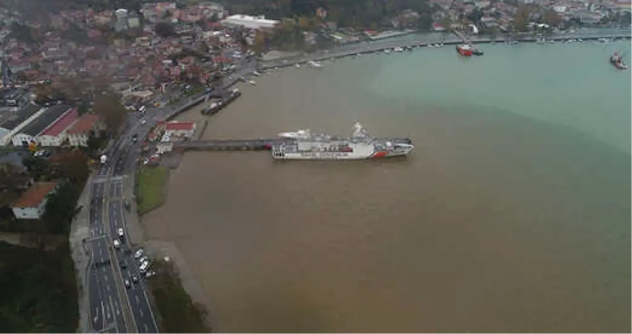 İstanbul\'da İki Gündür Yağan Yağmur Nedeniyle Boğaz\'a Çamur Aktı