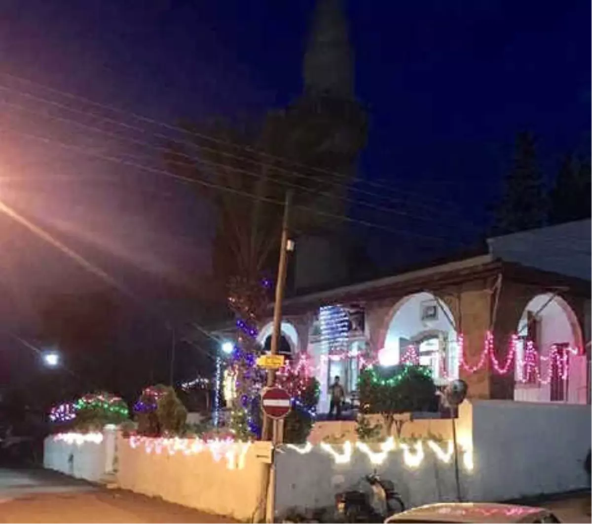 Mevlid İçin Caminin Renkli Işıklarla Süslenmesi, Tepki Çekti