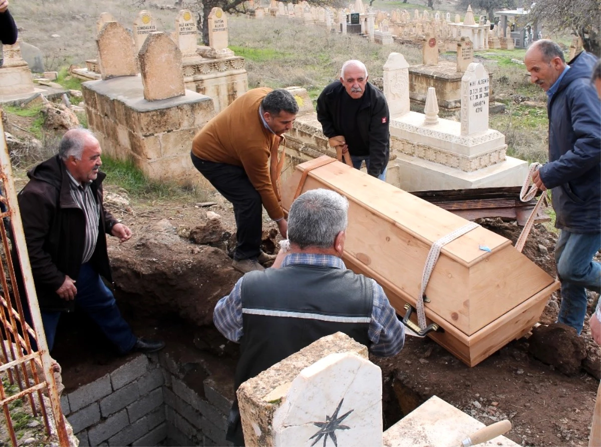 Midyat\'ta Almanya\'daki Şüpheli Ölümler Nedeniyle İncelenen Cenaze Yeniden Defnedildi