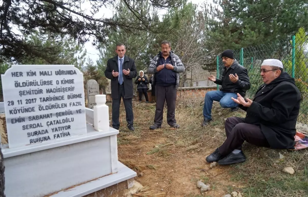 Öldürüldükten Sonra Yakılarak Yok Edilmek İstenilen Aile, Mezarı Başında Anıldı