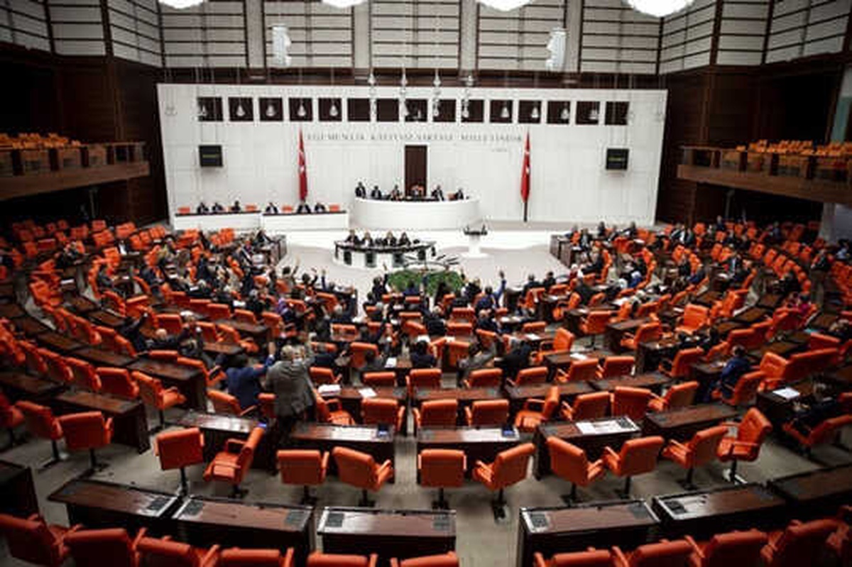 Plastik poşet, egzoz gazı emisyon ölçümü ve bisiklet yolu teklifi yasalaştı