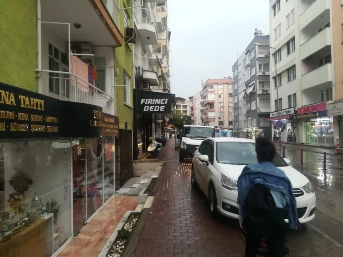 Polise Bile Ceza Kesilen Kaldırımlarda Araç İşgali Durmuyor