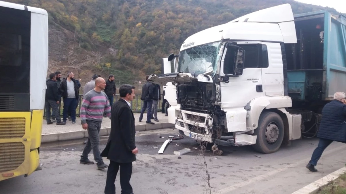 Trabzon\'da Belediye Yolcu Otobüsüne Tır Çarptı: 9 Yaralı