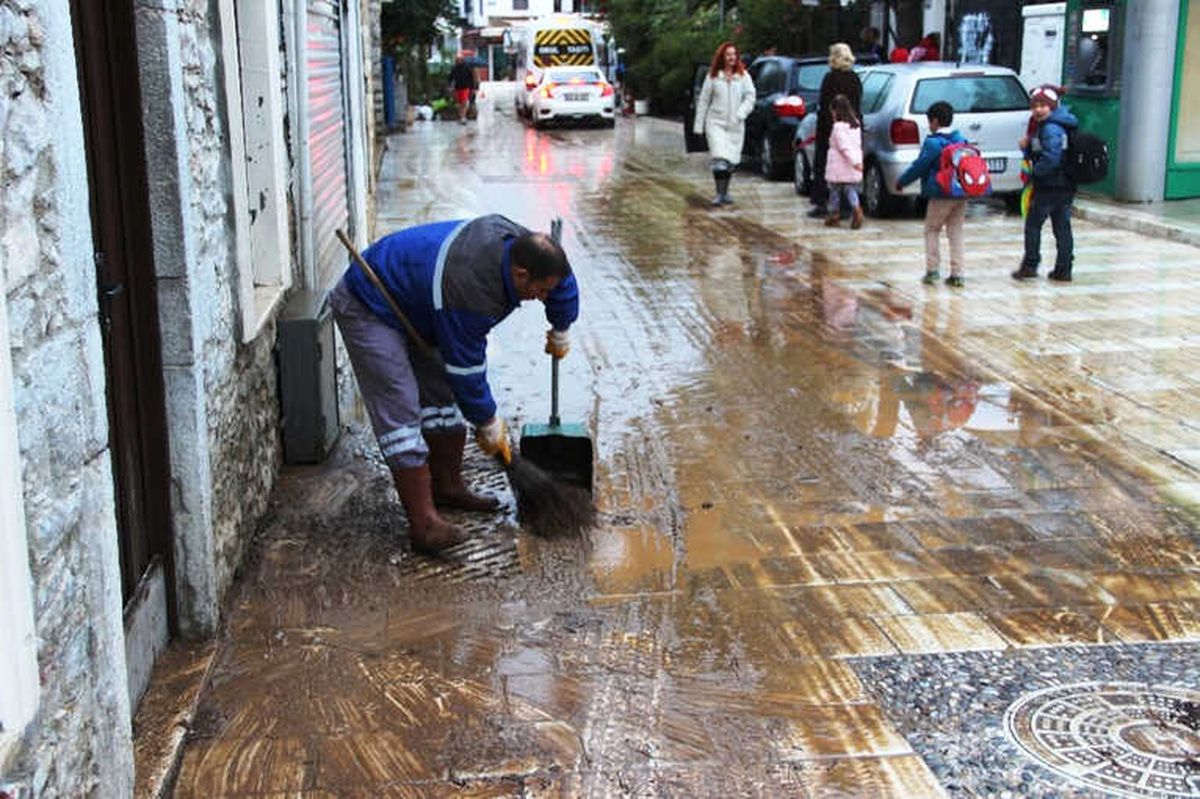 100 Araç, 50 Ev, 30 İş Yeri Sular Altında Kaldı