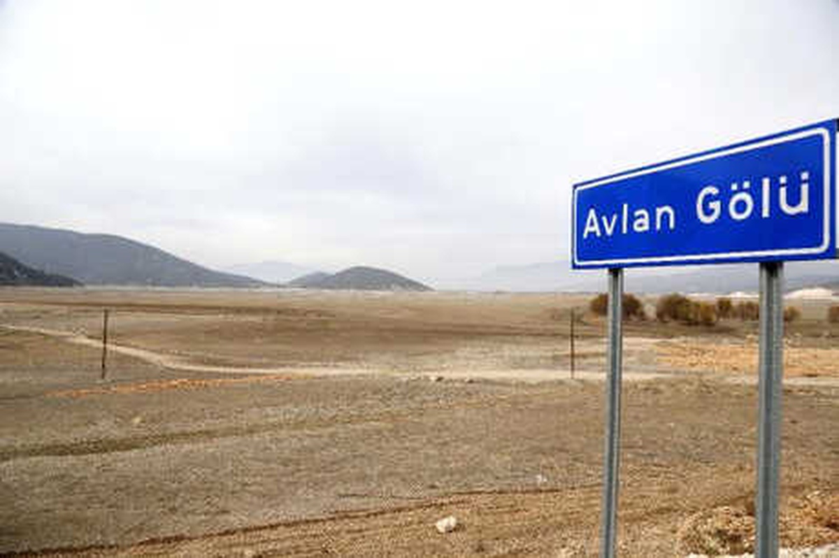 850 Hektarlık Avlan Gölü, Futbol Sahası Kadar Kaldı