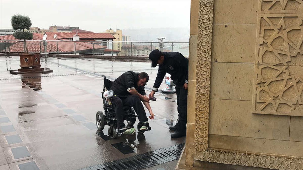 Abdest Almakta Zorlanan Engelliye Polis Yardım Etti