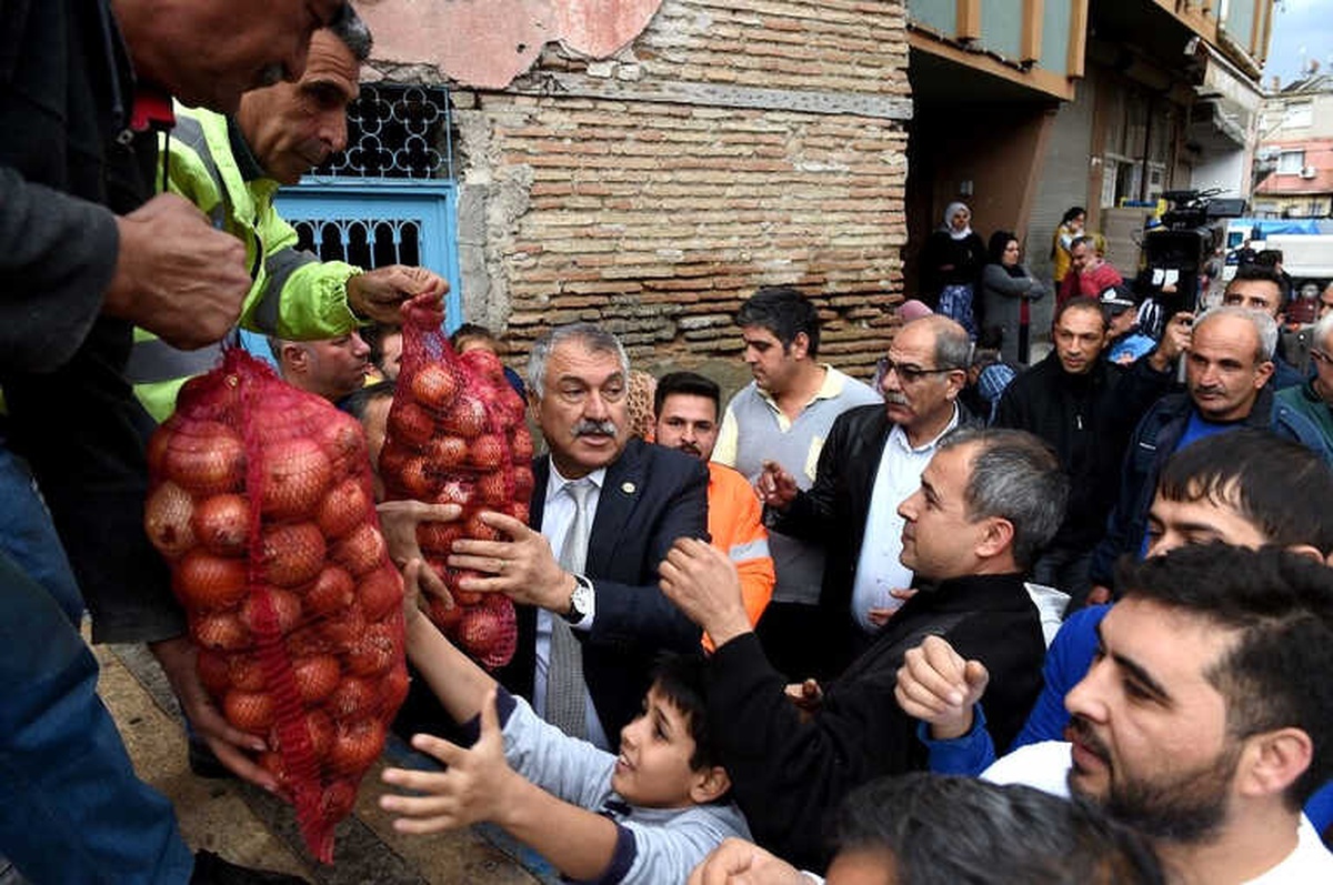Adana\'da Dar Gelirli Ailelere 10 Ton Soğan Dağıtıldı