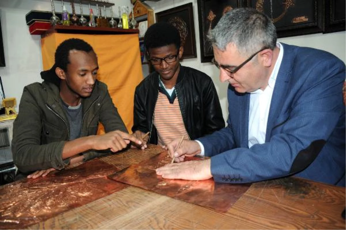 Afrikalı Öğrenciler, Sivas\'ta Kabartma Sanatını Öğreniyor