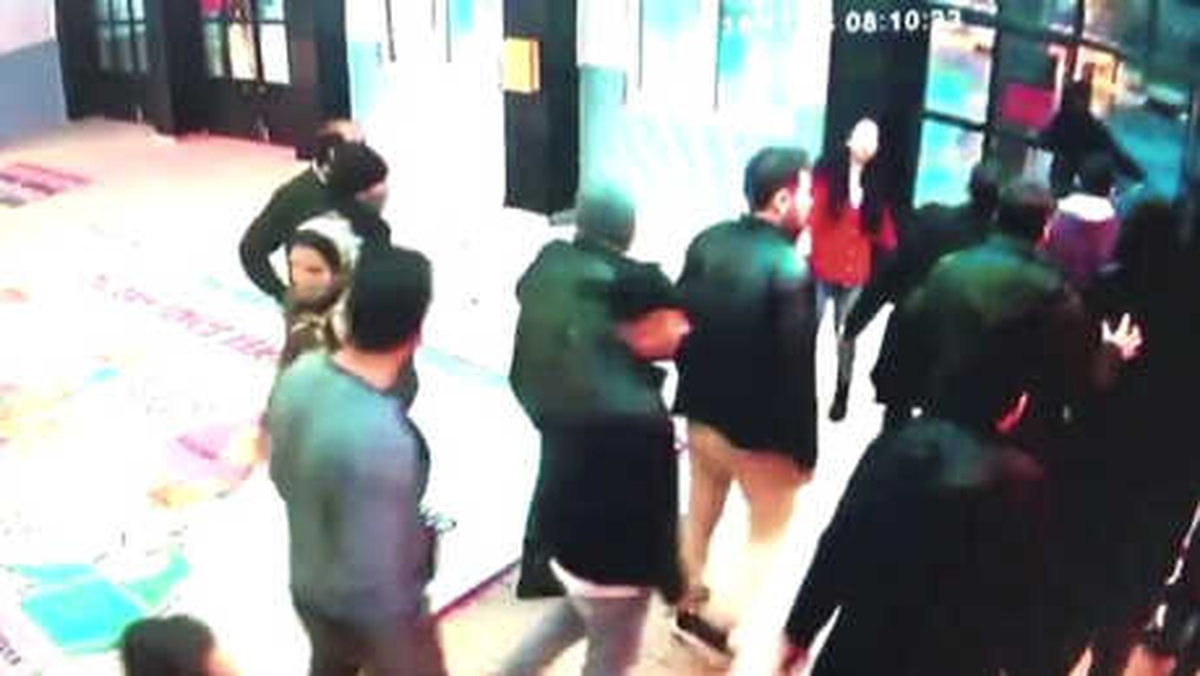 Avcılar\'da "Öğretmeni Dövmek İçin Okulu Bastılar" İddiası