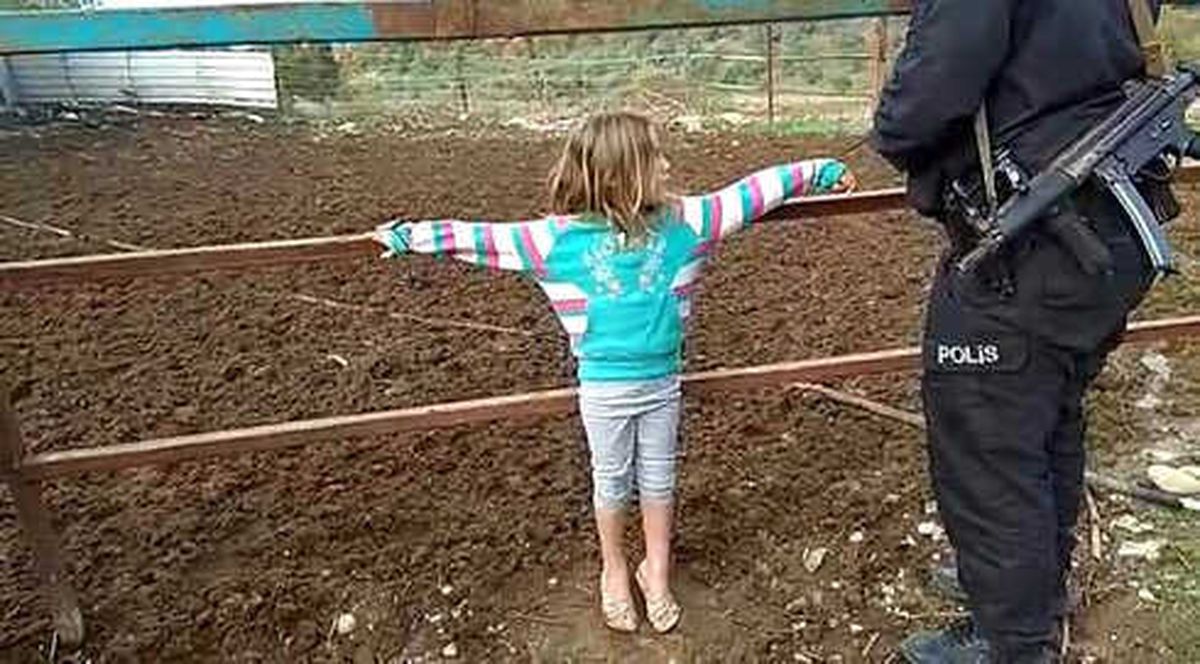 Babalarının Çite Bağladığı 2 Çocuğu Polis Kurtardı