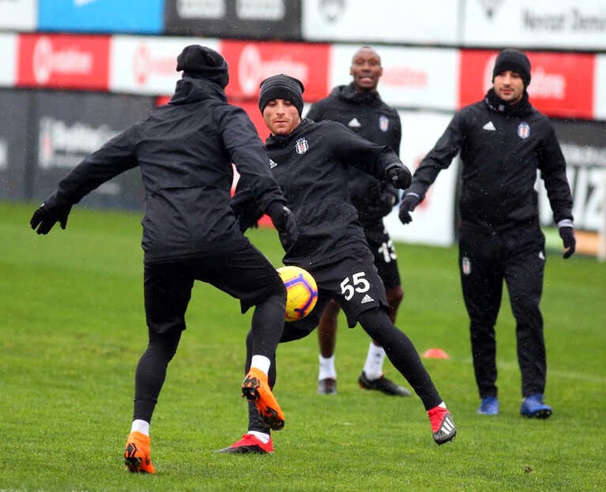 Beşiktaş\'ta Derbi Hazırlıkları Yağmur Altında Başladı