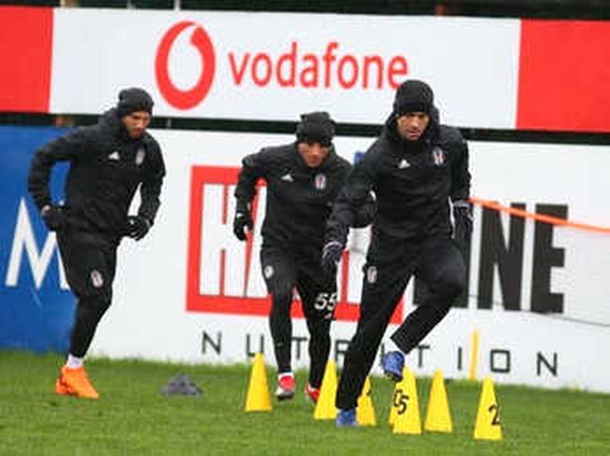 Beşiktaş\'ta Derbi Hazırlıkları Yağmur Altında Başladı
