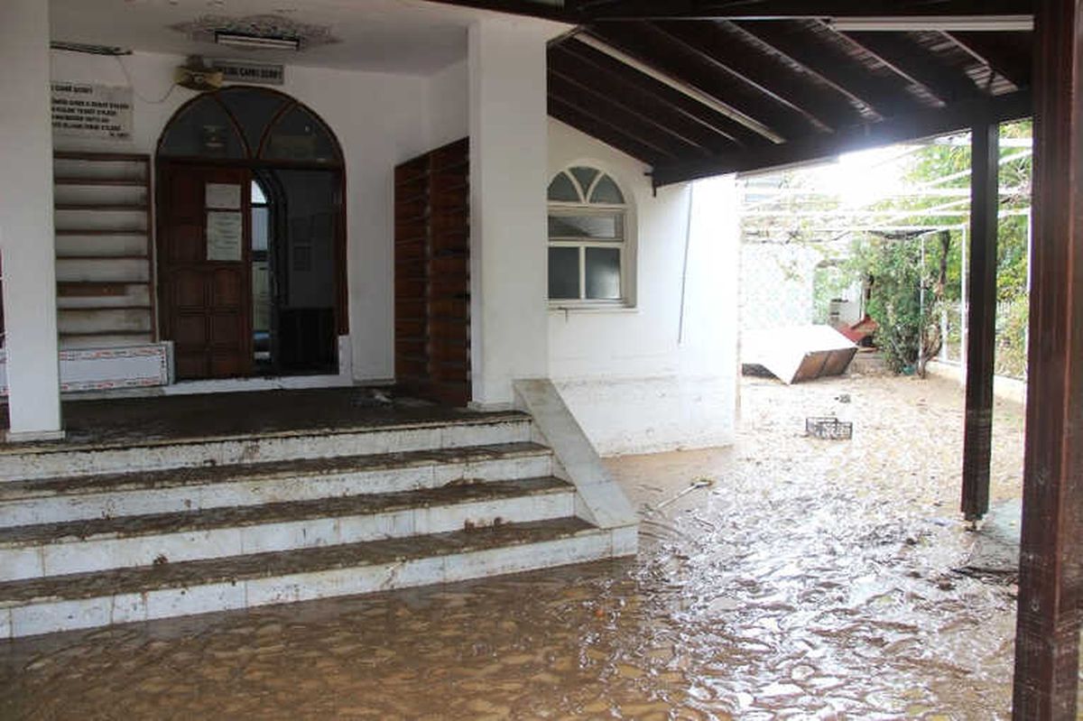 Bodrum\'da Sel Sularıyla Dolan Camide İbadet Yapılamıyor