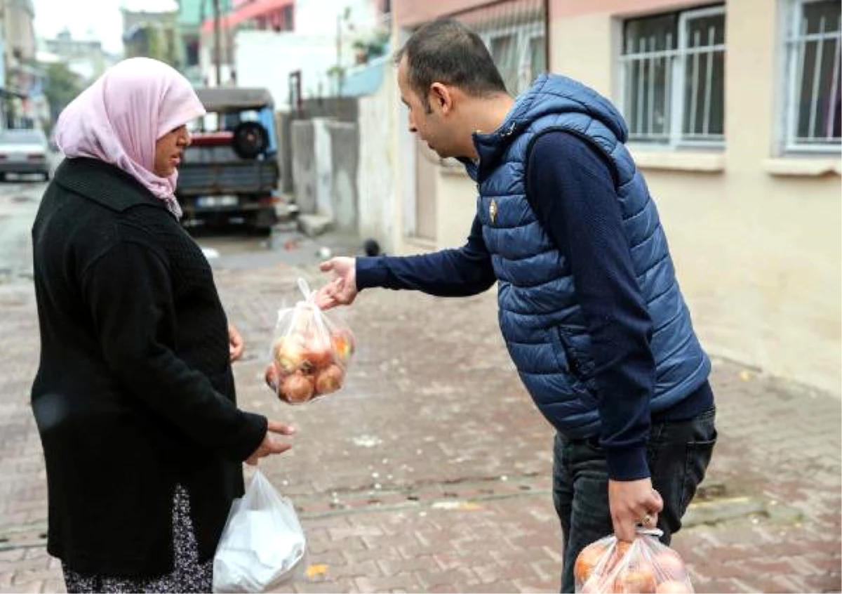 Buca\'da Belediye, Soğan Dağıttı