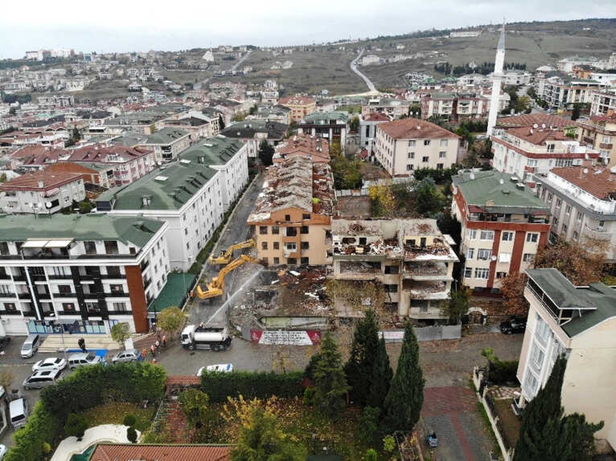 Büyükçekmece\'de Kentsel Dönüşüm Kapsamında 5 Bloğun Yıkımı Havadan Görüntülendi