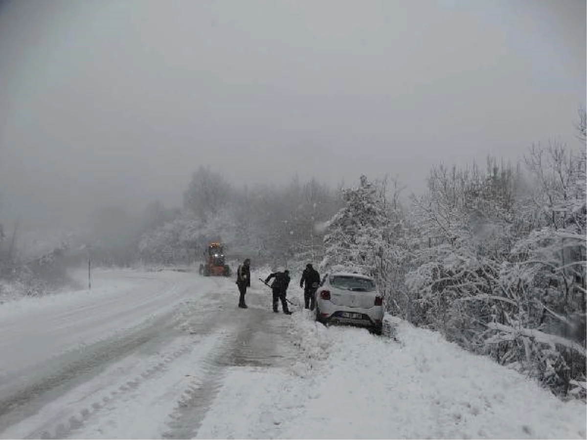 Domaniç\'te Kar Yağışı Sürücüleri Zorladı