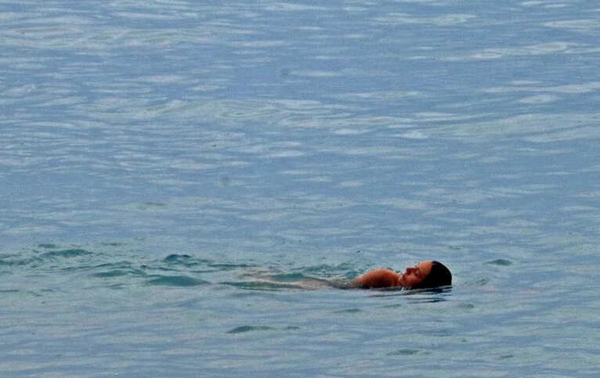 Dünyaca Ünlü Sahilde Denize Bir Tek O Girdi