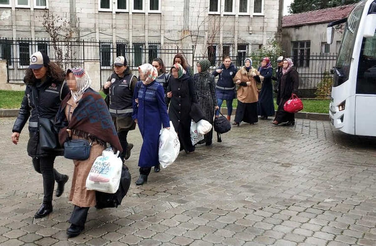 Fetö\'nün Polis Mahrem Sorumlularının Eşleri Adliyeye Sevk Edildi