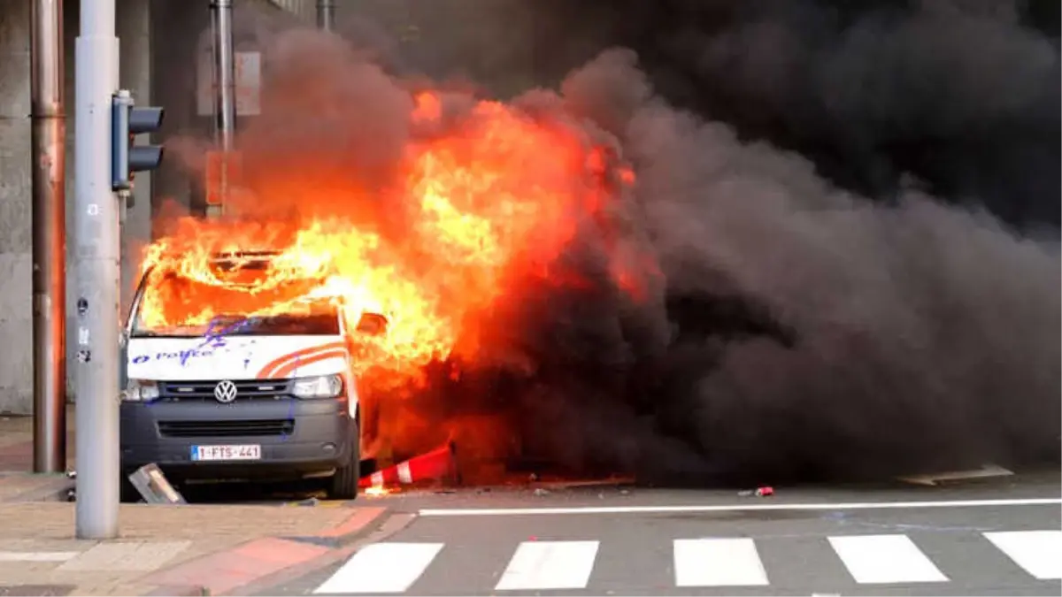 Fransa\'daki \'Sarı Yelekliler\' Protestosu Belçika\'ya Sıçradı: Brüksel\'de 2 Polis Aracı Ateşe Verildi