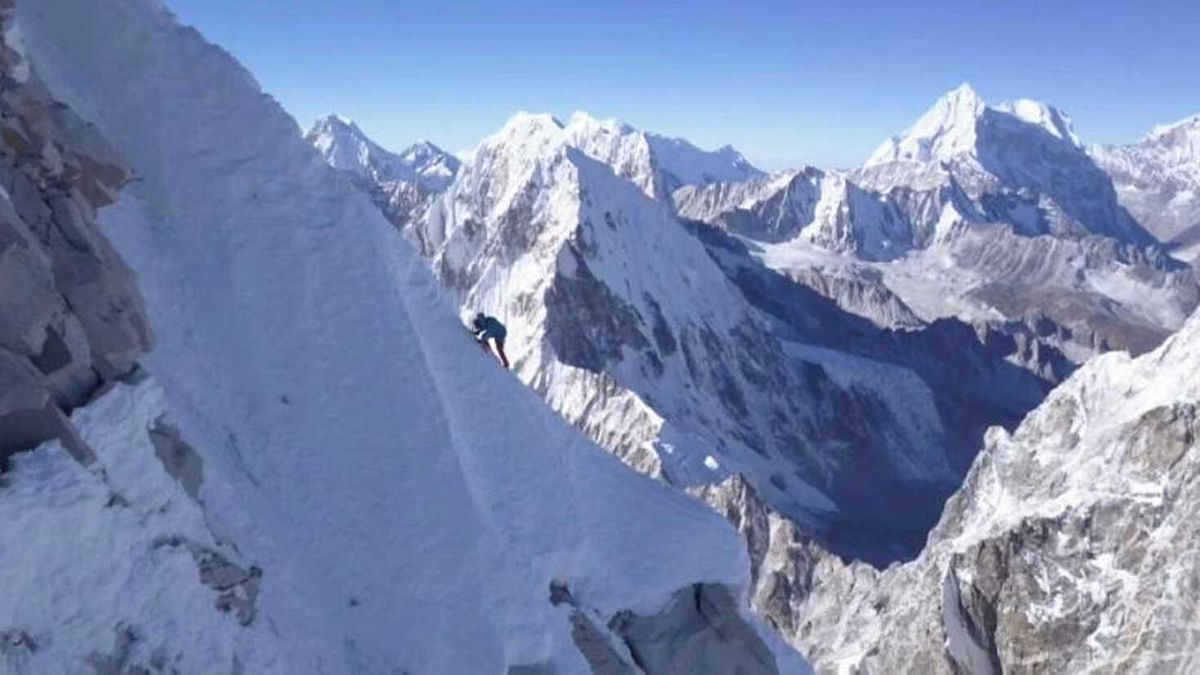 Haftanın \'No Comment\' Videoları: Zirvede Bir Dağcı, Kıyıya Vuran Balinalar, Kadınların Yürüyüşü