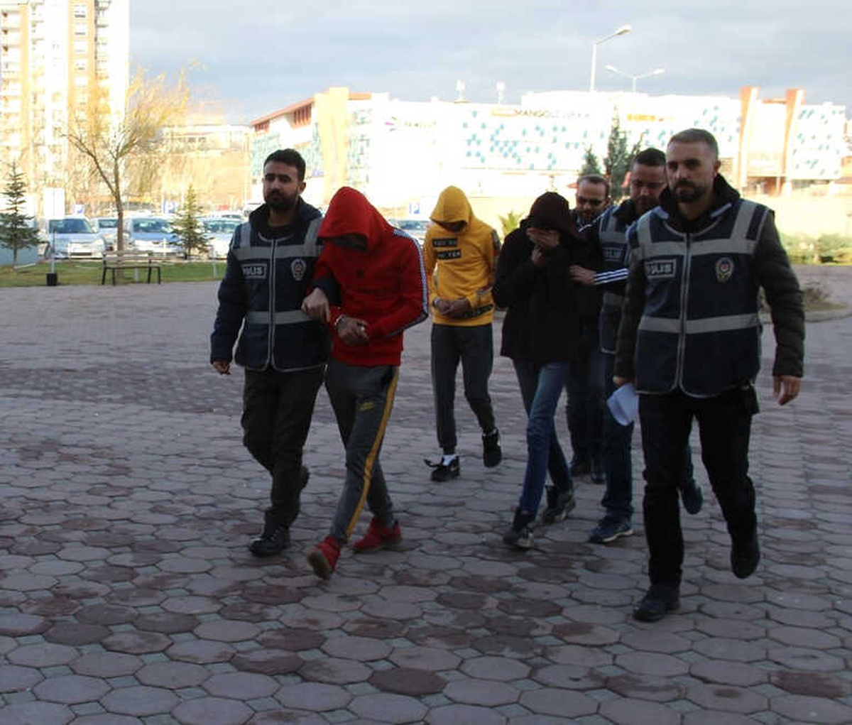 Halk Otobüslerine Dadanan Hırsızlar Tutuklandı