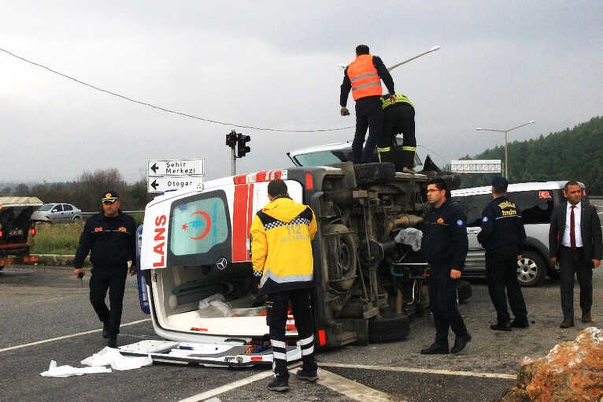 Hasta Taşıyan Ambulans Kaza Yaptı: 4 Yaralı