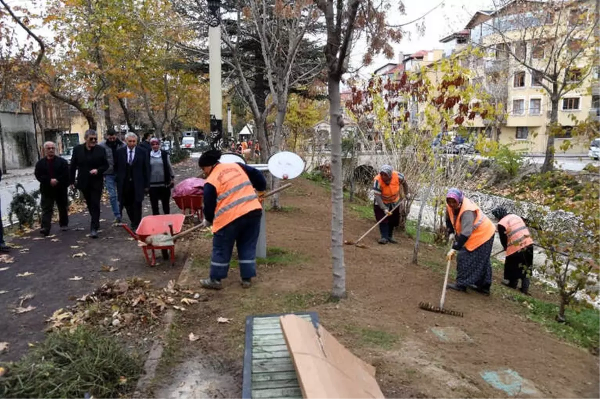 Isparta Çayboyu\'na Binlerce Gül Dikiliyor