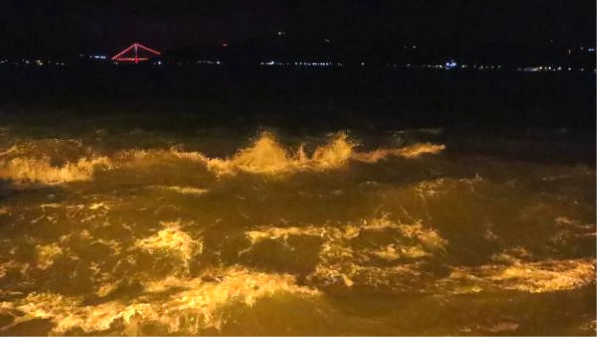 İstanbul\'da Sağanak Yağış ve Fırtına Etkili Oluyor