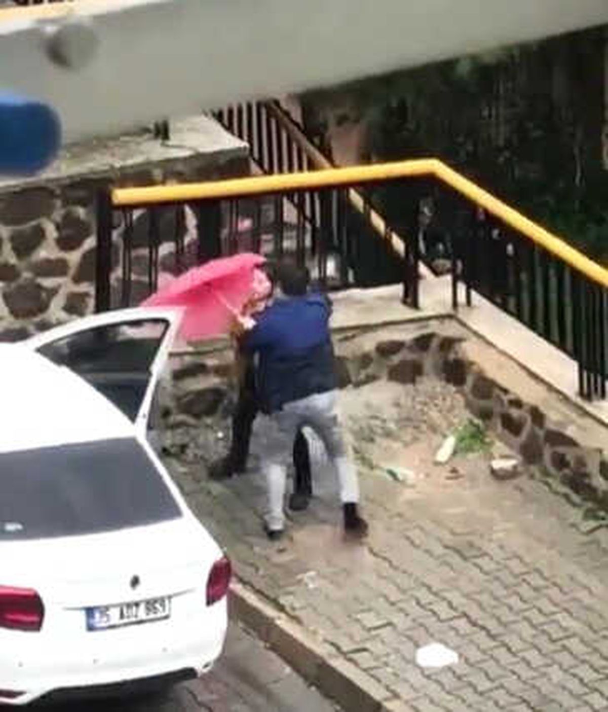 İzmir\'de Bir Kadının Şiddet Gördüğü Korkunç Anlar Kamerada