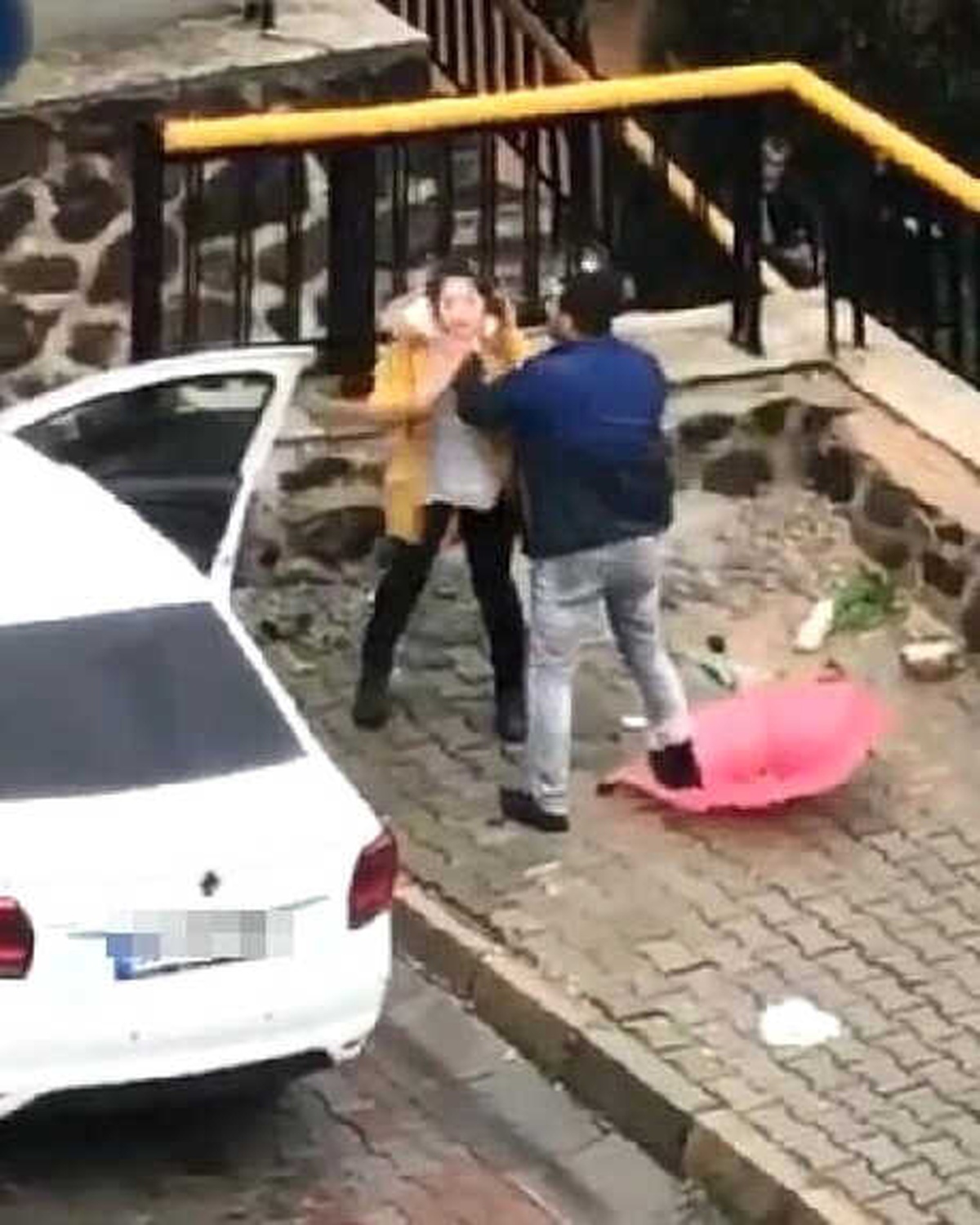 İzmir\'de Sokak Ortasında Kadına Dayağa Büyük Tepki