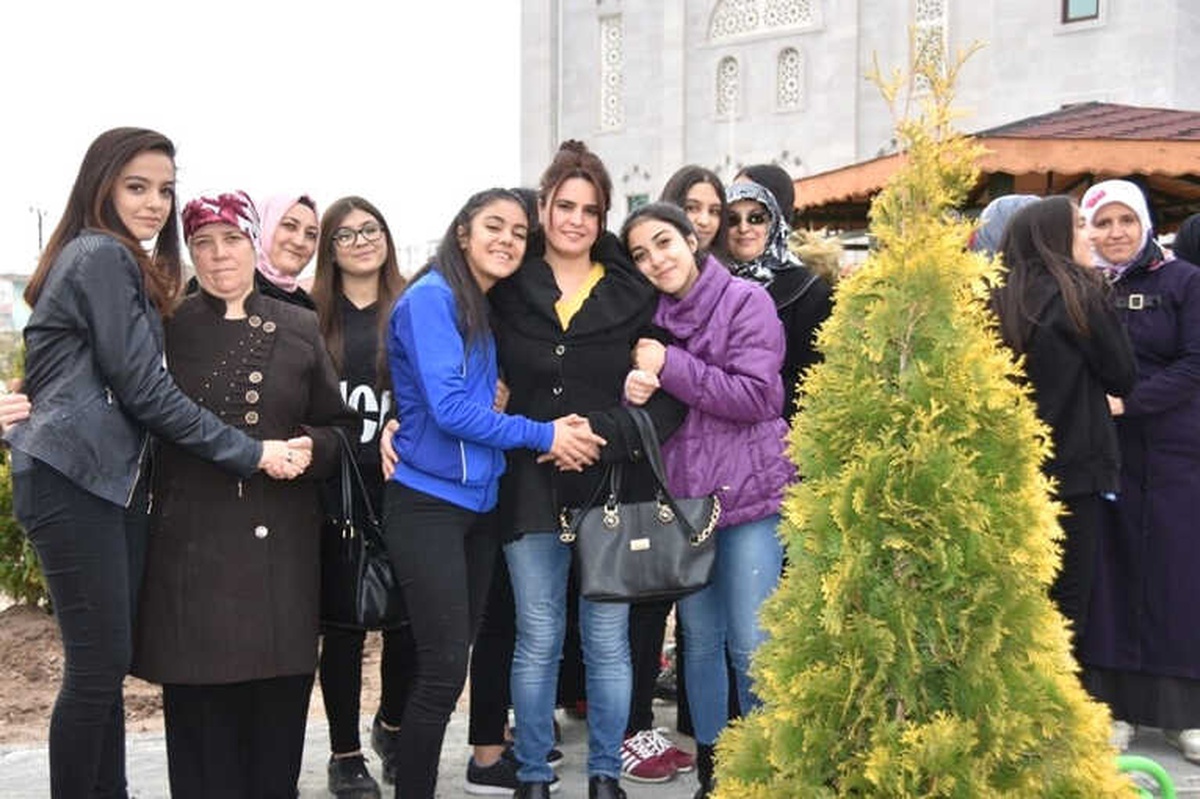 Kocasinan\'da Anneler ve Kızları Ağaç Dikti