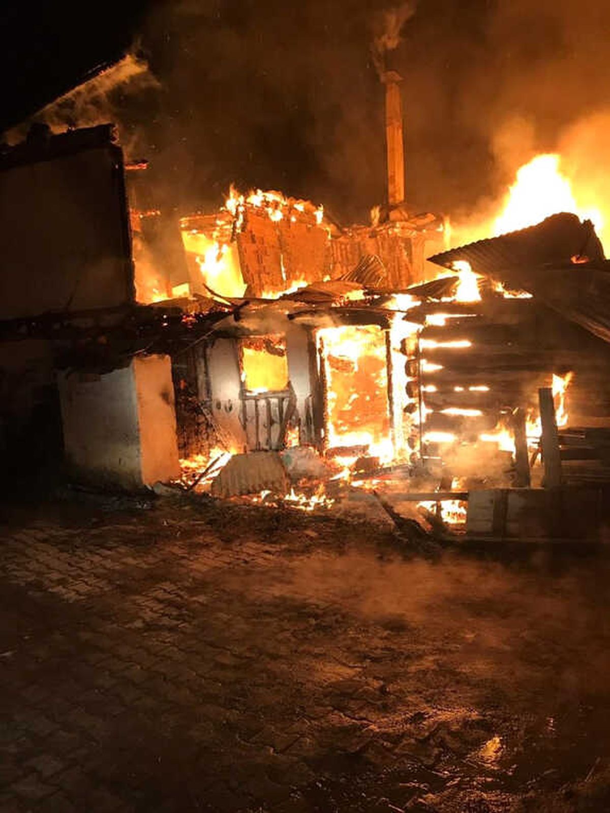 Koyulhisar\'da Yangın: 7 Ev Kullanılamaz Hale Geldi