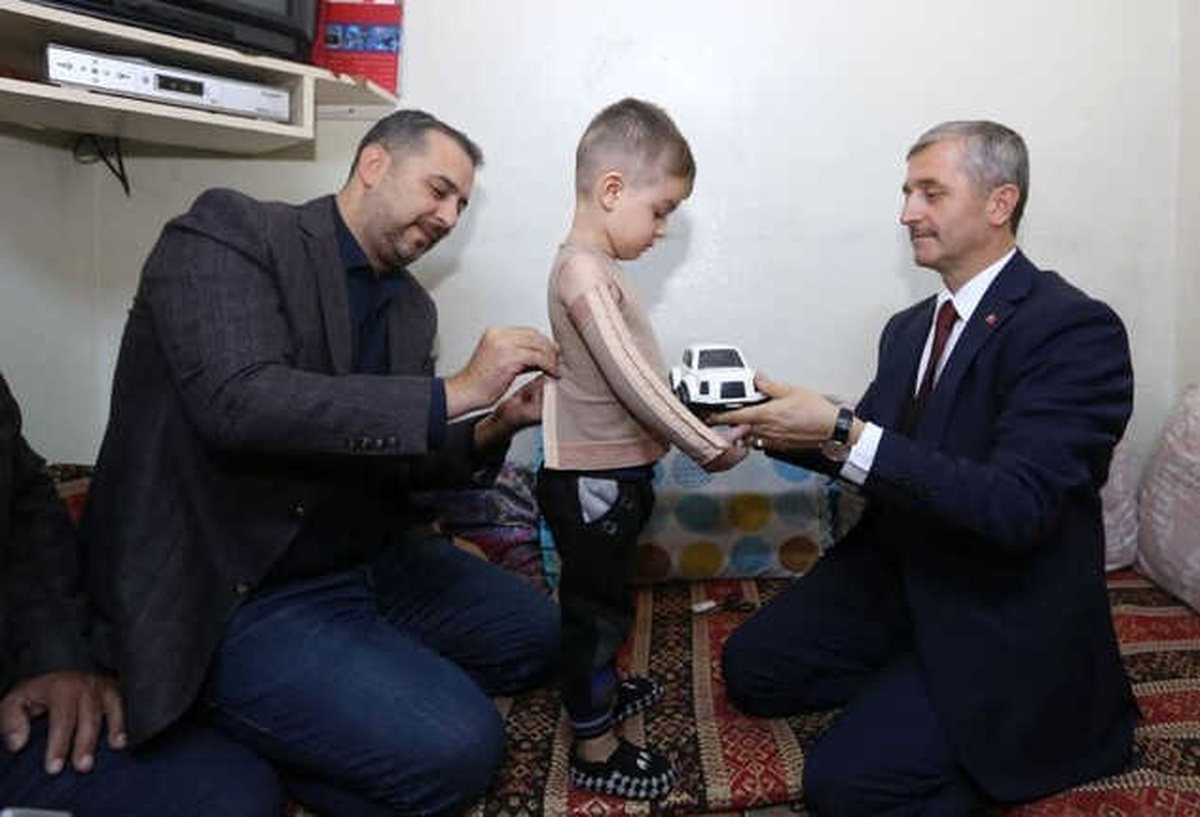 Küçük Halil\'in Üzerine Kaynar Döküldü