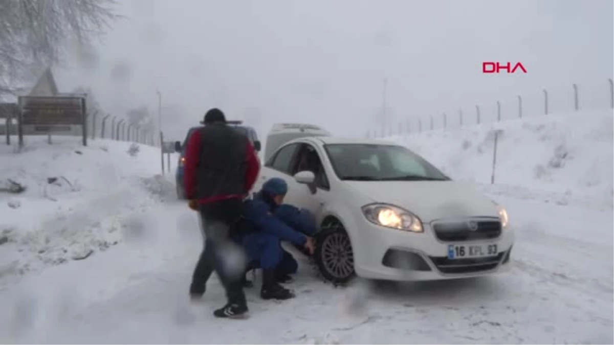 Kütahya Domaniç\'te Kar Yağışı Sürücüleri Zorladı