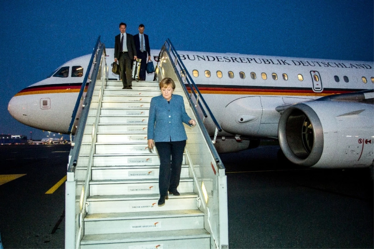 Merkel\'in Uçağı Zorunlu İniş Yaptı