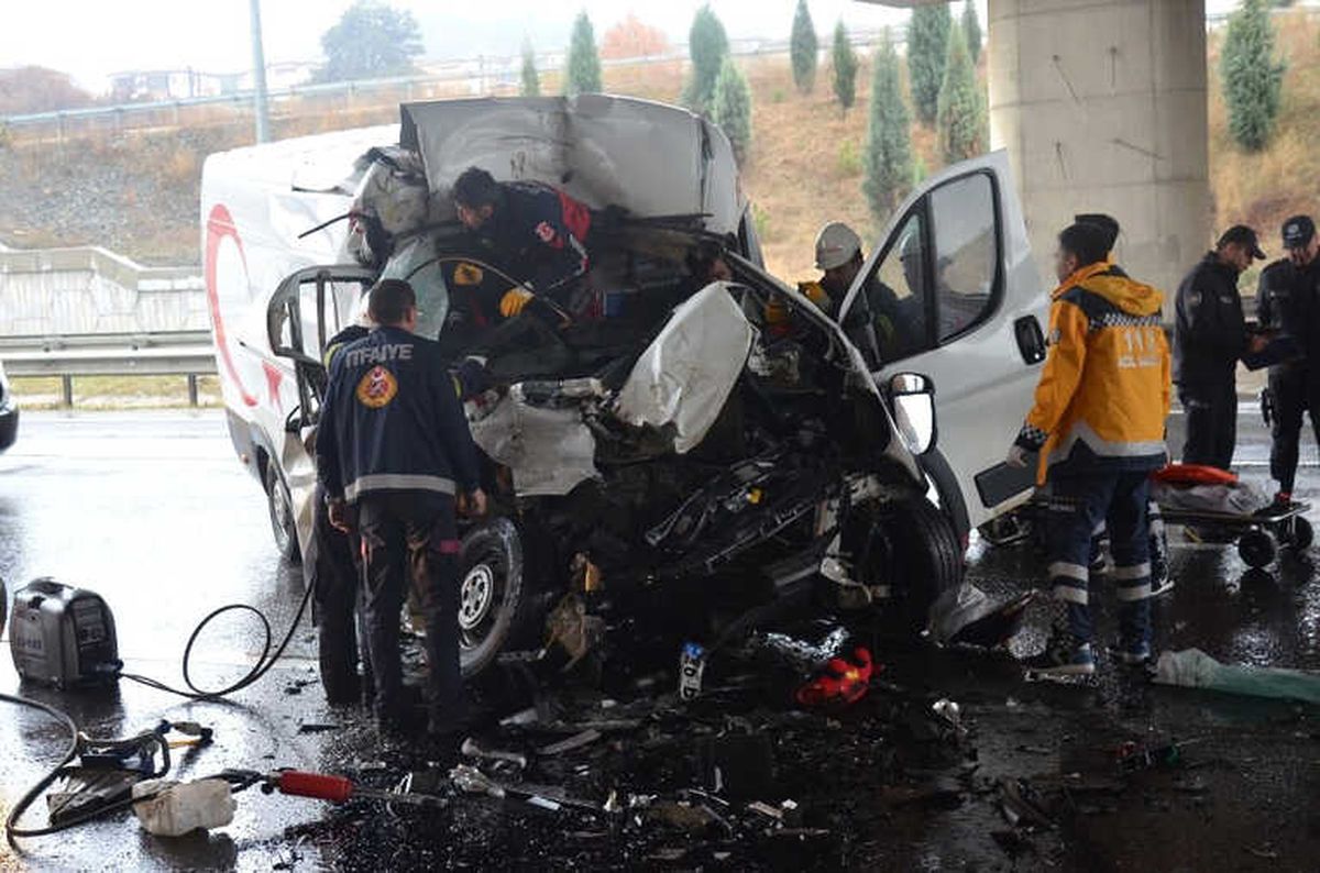Minibüs Tıra Çarptı, Sürücü Araçta Sıkıştı