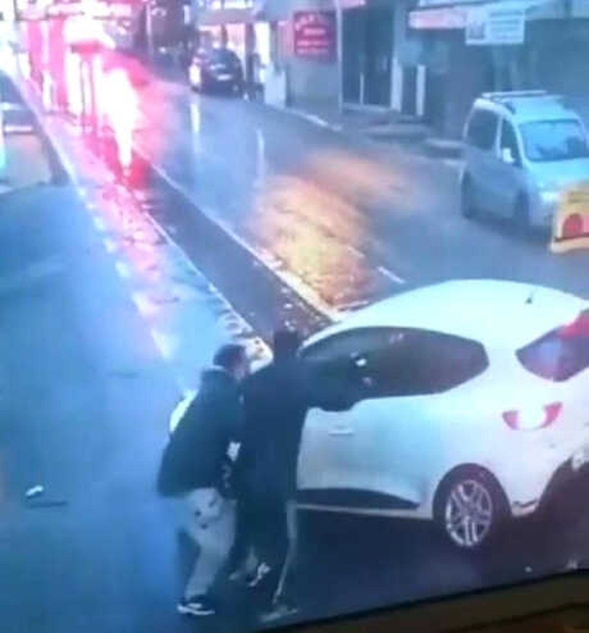 Motosikletli, Kaza Sonrası Sürücüye Kızıp Otomobilini Yumrukladı