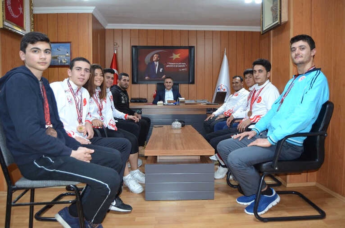 Muay Thai Sporcuları Müdür Arıcıoğlu\'nu Ziyaret Etti