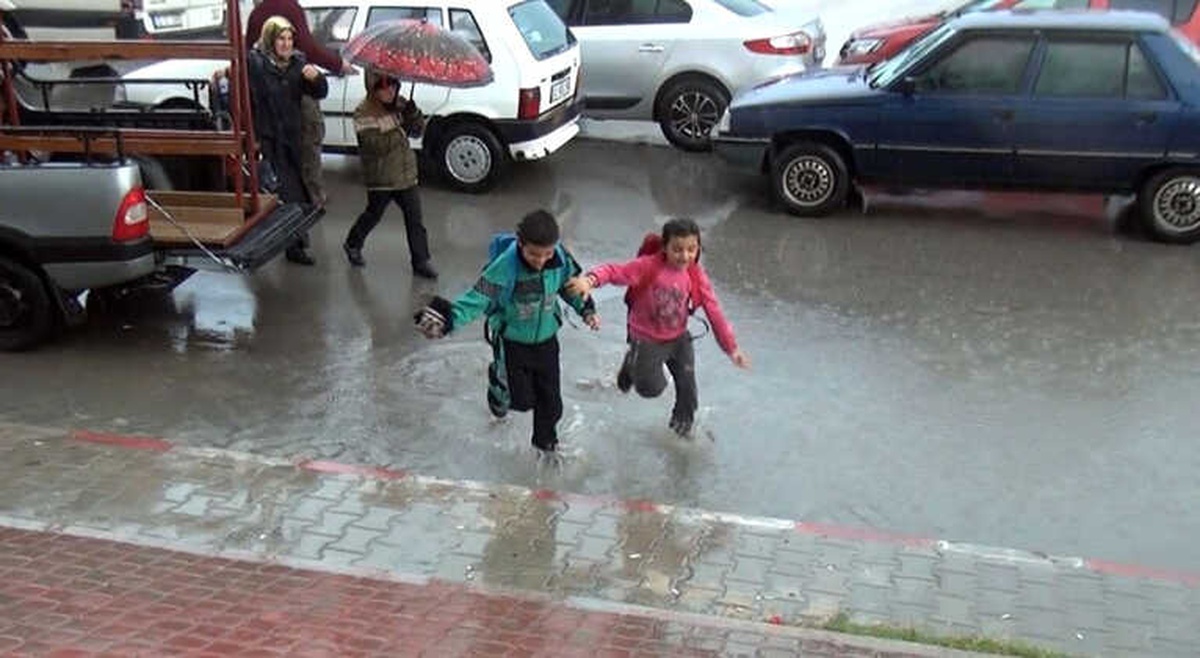 Okul Çıkışı Sağanak Yağmura Tutuldular