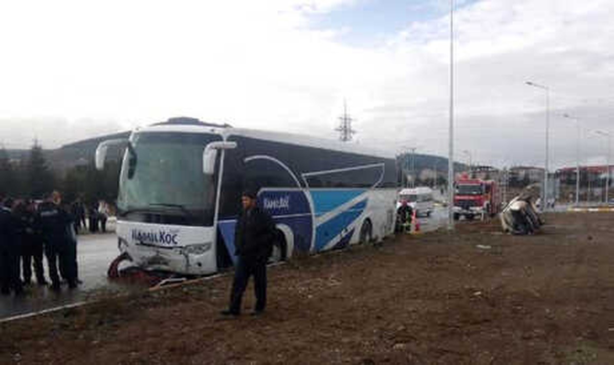 Otomobile Yolcu Otobüsü Çarptı: 1 Ölü, 3 Yaralı