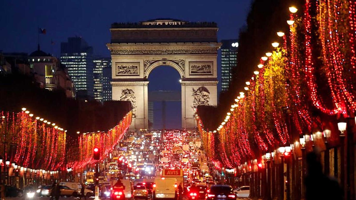 Rengarenk ve Çevreci Işıklarıyla Paris Yeni Yıla Şimdiden Hazır